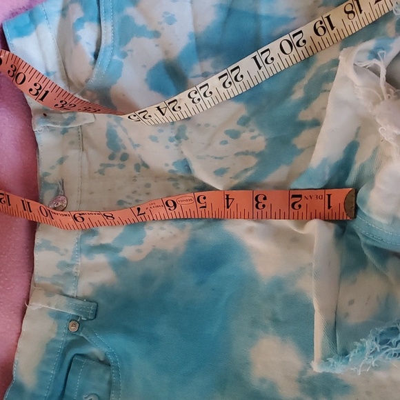 Fabulous Gloria Vanderbilt TyeDye shorts - Picture 6 of 8